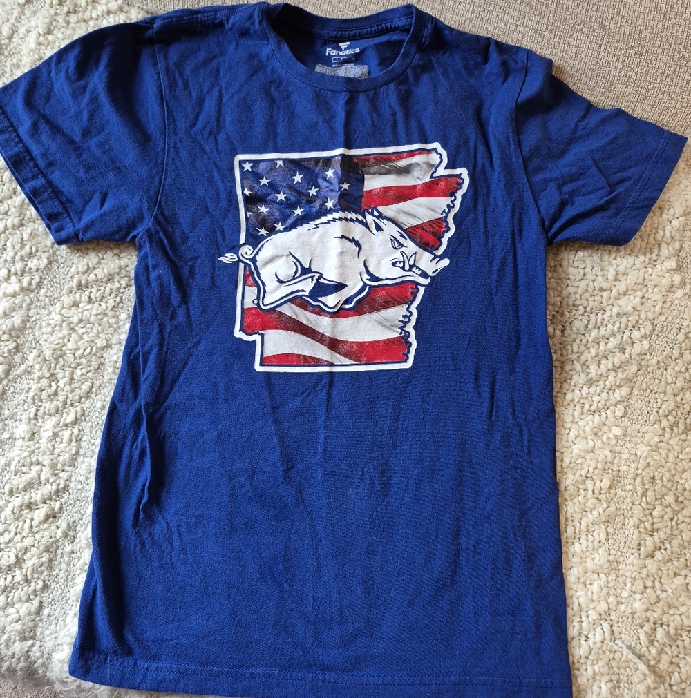 ❤️‍🔥New Arkansas Razorbacks American Flag Boy's Small Cotton Blue Tee Shirt